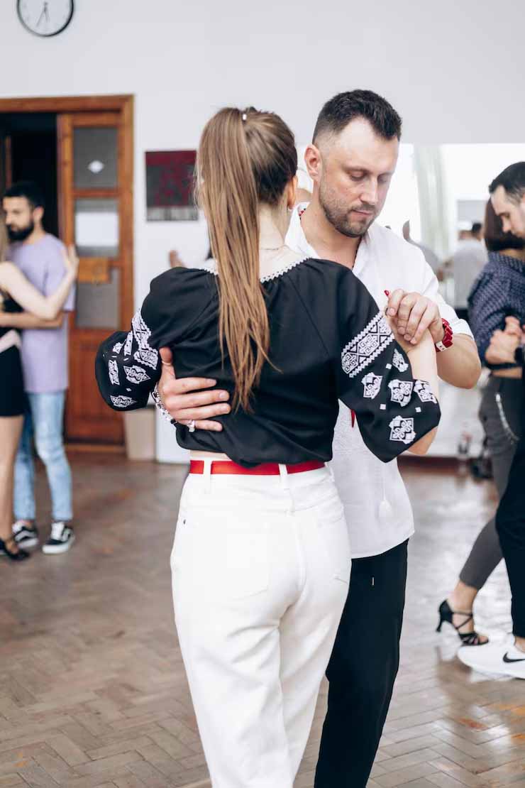 Couple en train de danser lors d’un cours de danse à Cazes-Mondenard, ambiance conviviale et apprentissage guidé.